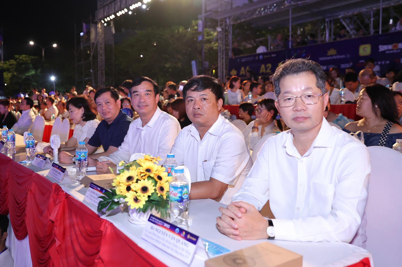 Anh và Ba Lan khắc họa vẻ đẹp thiên nhiên trên nền trời Đà Nẵng