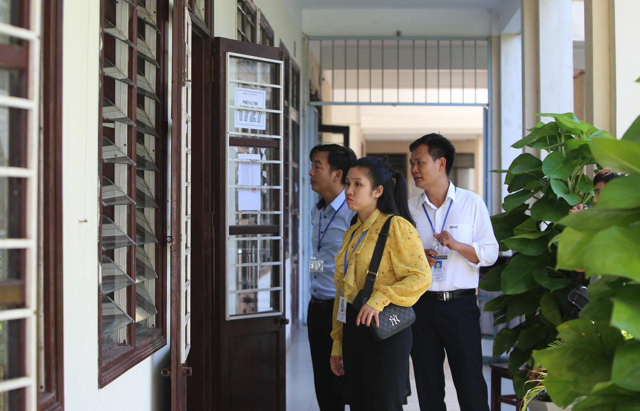 Tặng quà động viên thí sinh đồng bào dân tộc ít người dự thi tốt nghiệp THPT 2023