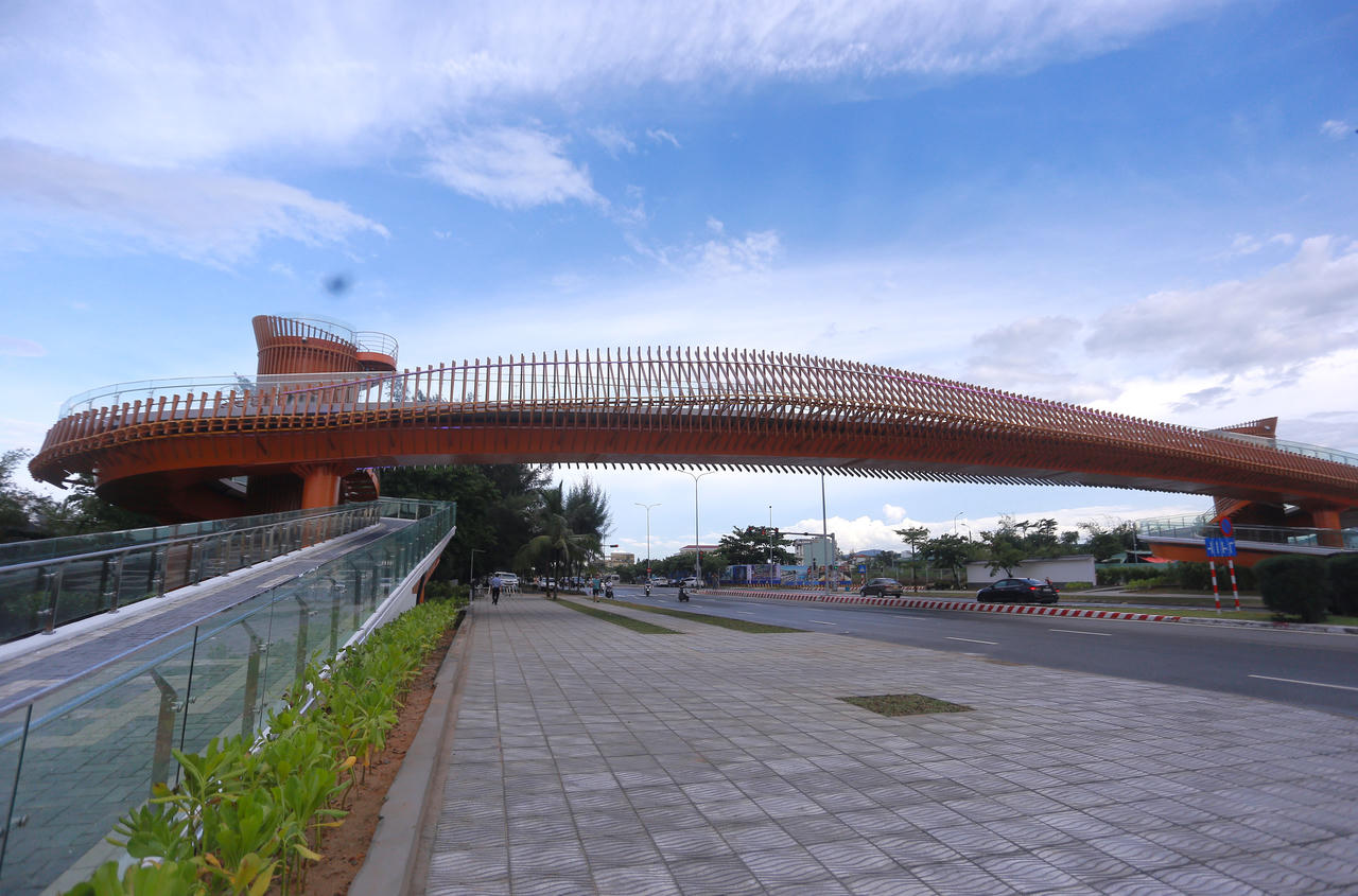 Du khách chen chân check-in cầu bộ hành trên cao đầu tiên ven biển Đà Nẵng