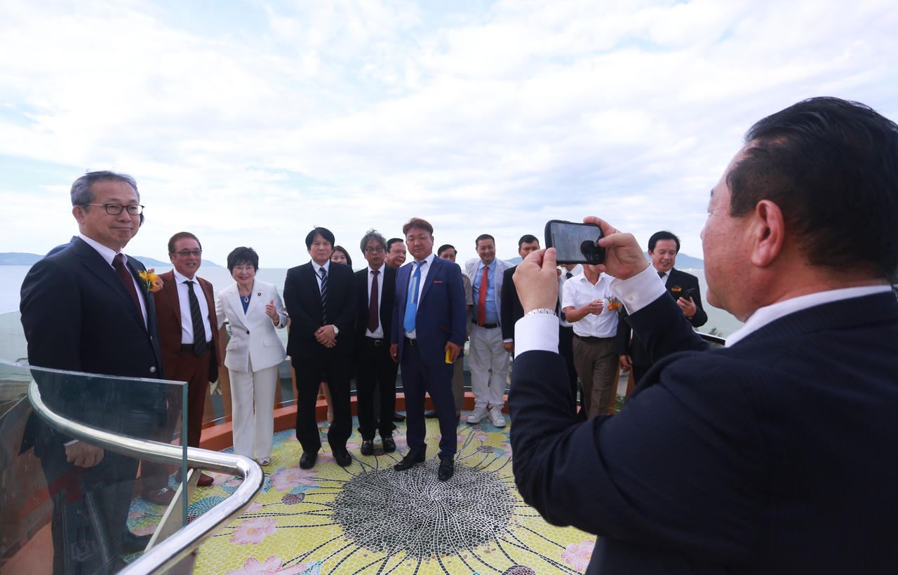 Du khách chen chân check-in cầu bộ hành trên cao đầu tiên ven biển Đà Nẵng