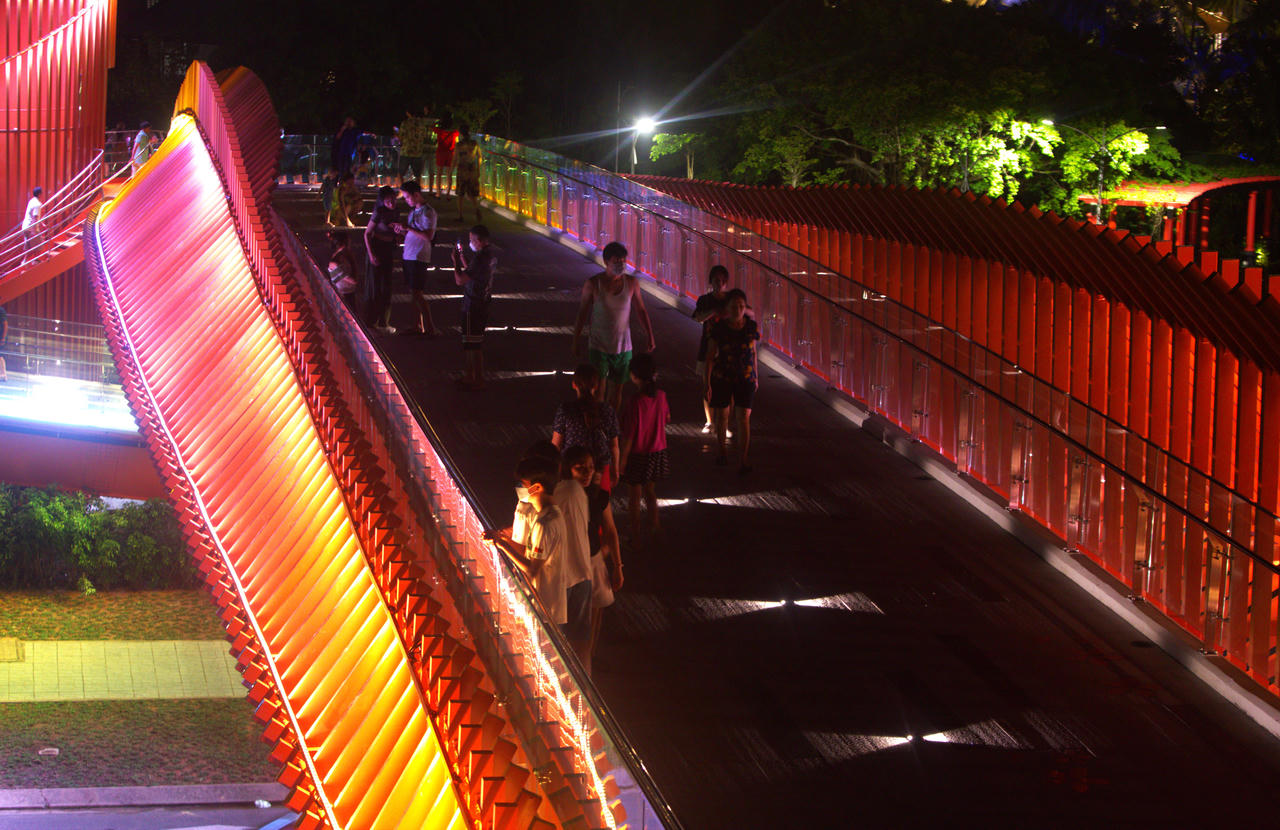 Du khách chen chân check-in cầu bộ hành trên cao đầu tiên ven biển Đà Nẵng