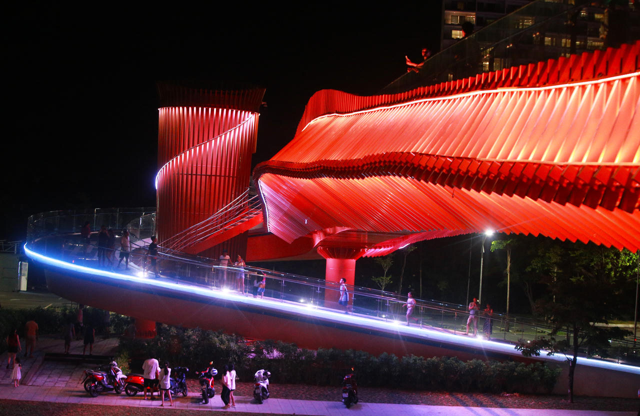 Du khách chen chân check-in cầu bộ hành trên cao đầu tiên ven biển Đà Nẵng