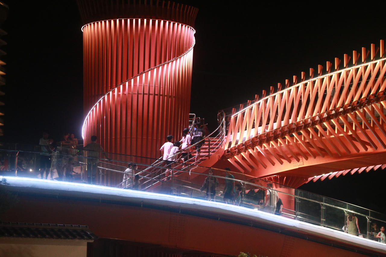 Du khách chen chân check-in cầu bộ hành trên cao đầu tiên ven biển Đà Nẵng