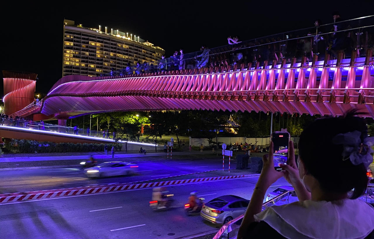 Du khách chen chân check-in cầu bộ hành trên cao đầu tiên ven biển Đà Nẵng