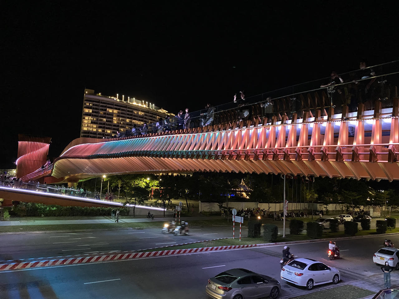 Du khách chen chân check-in cầu bộ hành trên cao đầu tiên ven biển Đà Nẵng