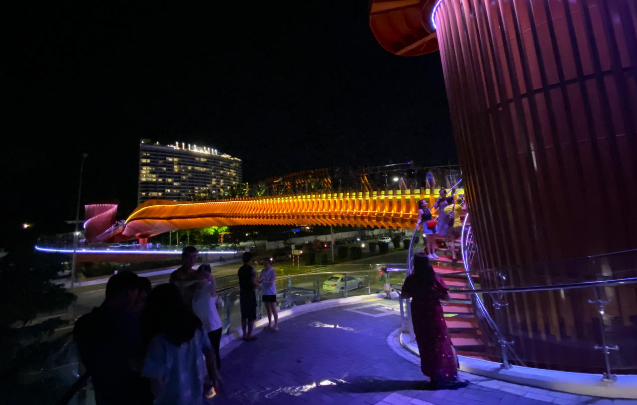 Du khách chen chân check-in cầu bộ hành trên cao đầu tiên ven biển Đà Nẵng