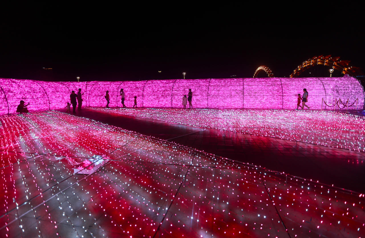 Rực rỡ không gian ánh sáng nghệ thuật lần đầu tiên bên sông Hàn