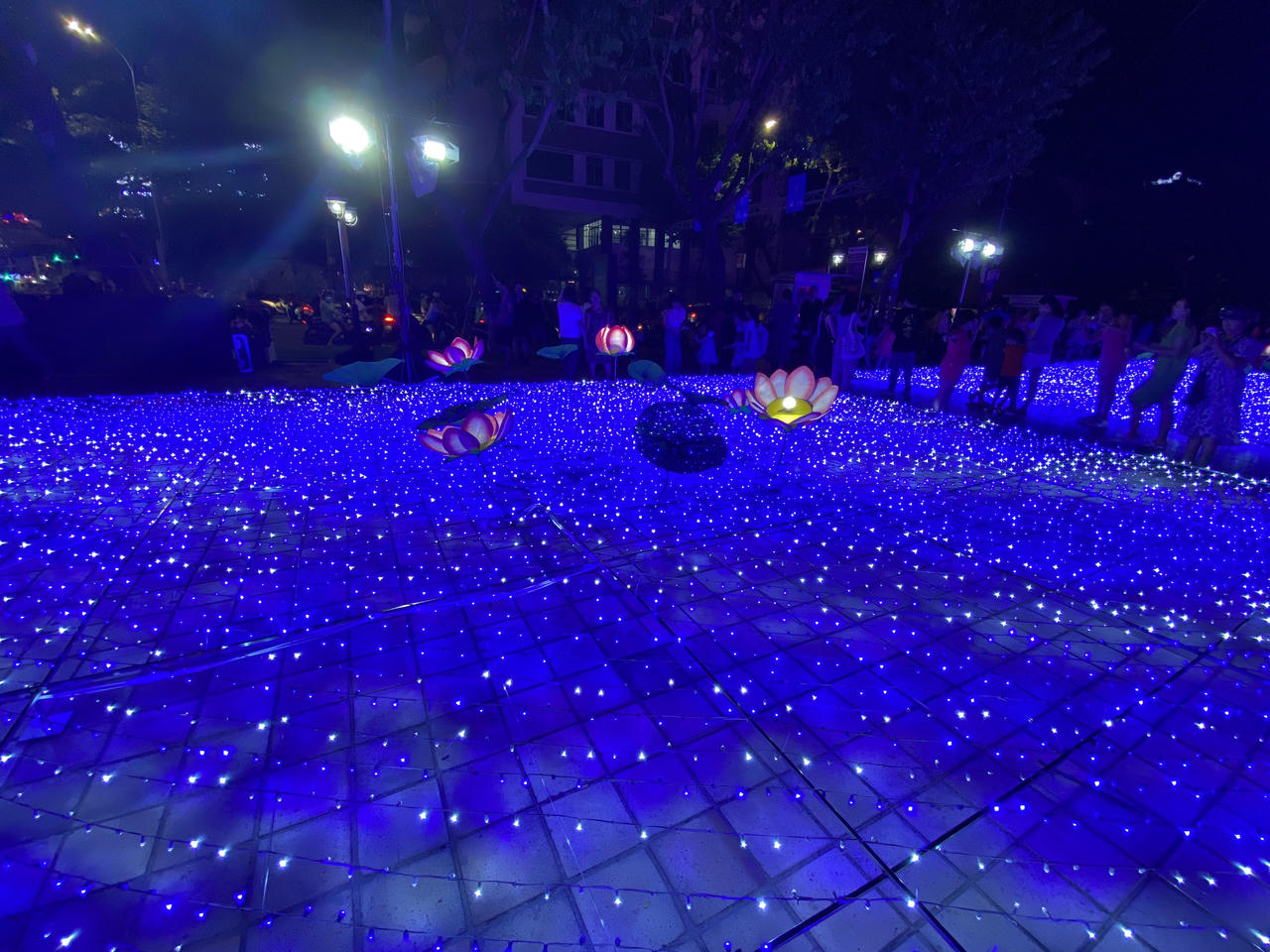 Rực rỡ không gian ánh sáng nghệ thuật lần đầu tiên bên sông Hàn