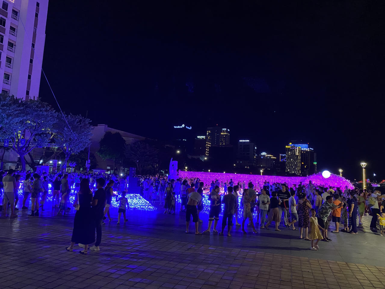 Rực rỡ không gian ánh sáng nghệ thuật lần đầu tiên bên sông Hàn