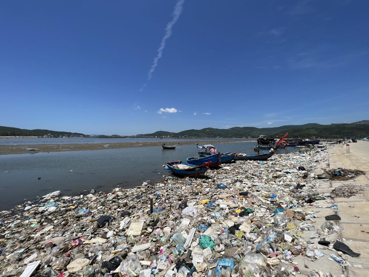 Rác thải "bủa vây" đầm nước mặn Sa Huỳnh ở Quảng Ngãi