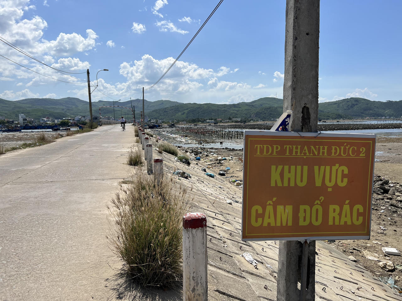 Rác thải "bủa vây" đầm nước mặn Sa Huỳnh ở Quảng Ngãi