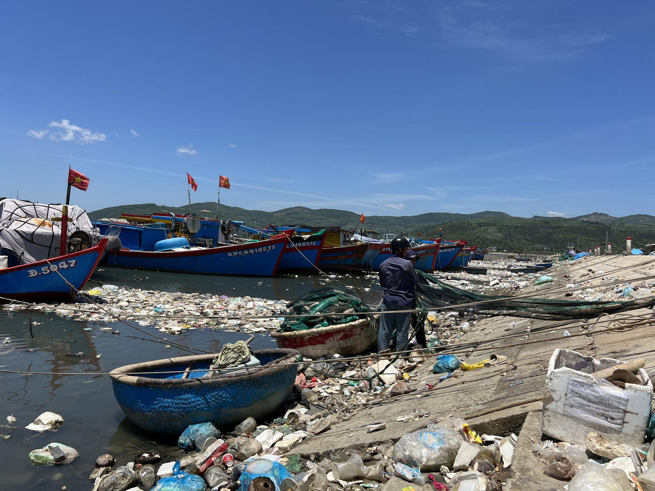 Rác thải "bủa vây" đầm nước mặn Sa Huỳnh ở Quảng Ngãi