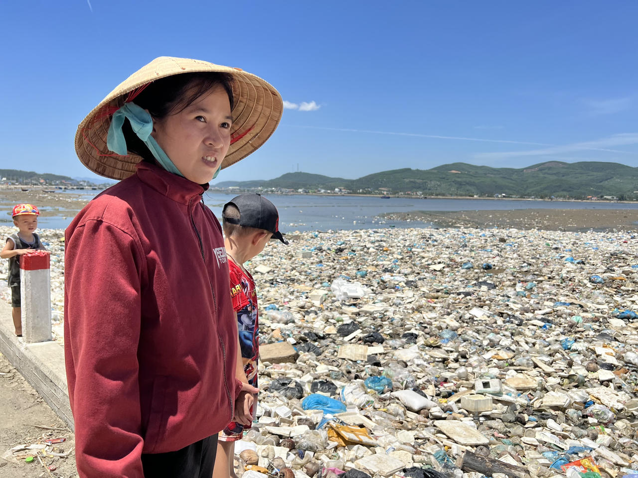 Rác thải "bủa vây" đầm nước mặn Sa Huỳnh ở Quảng Ngãi