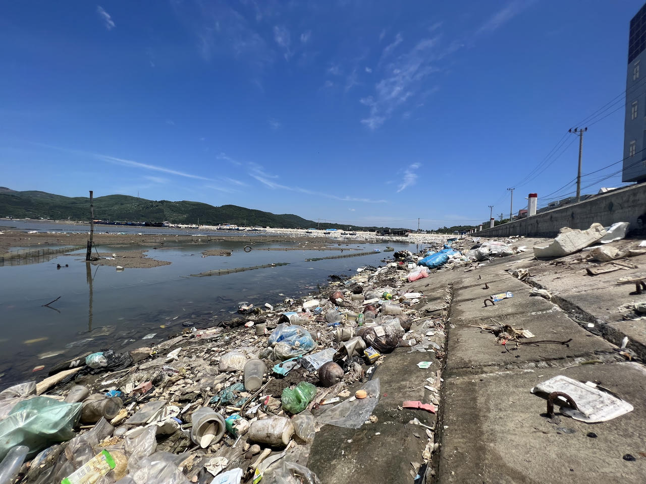 Rác thải "bủa vây" đầm nước mặn Sa Huỳnh ở Quảng Ngãi