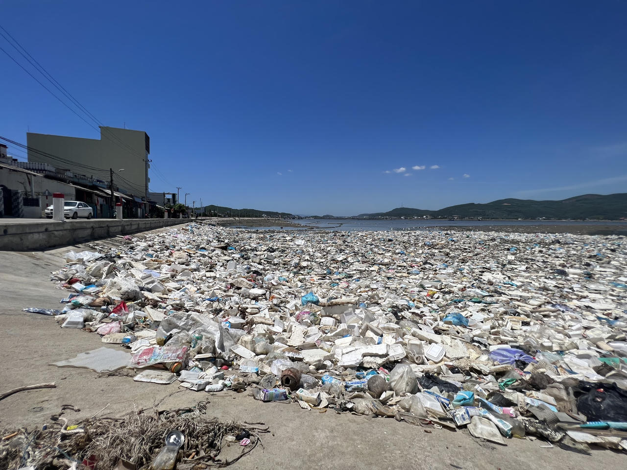 Rác thải "bủa vây" đầm nước mặn Sa Huỳnh ở Quảng Ngãi