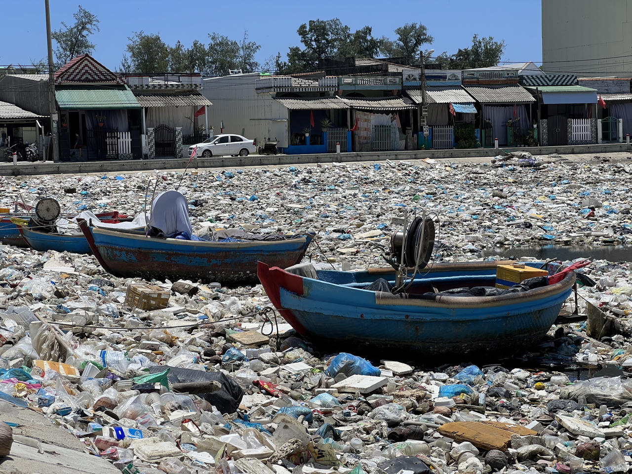 Rác thải "bủa vây" đầm nước mặn Sa Huỳnh ở Quảng Ngãi