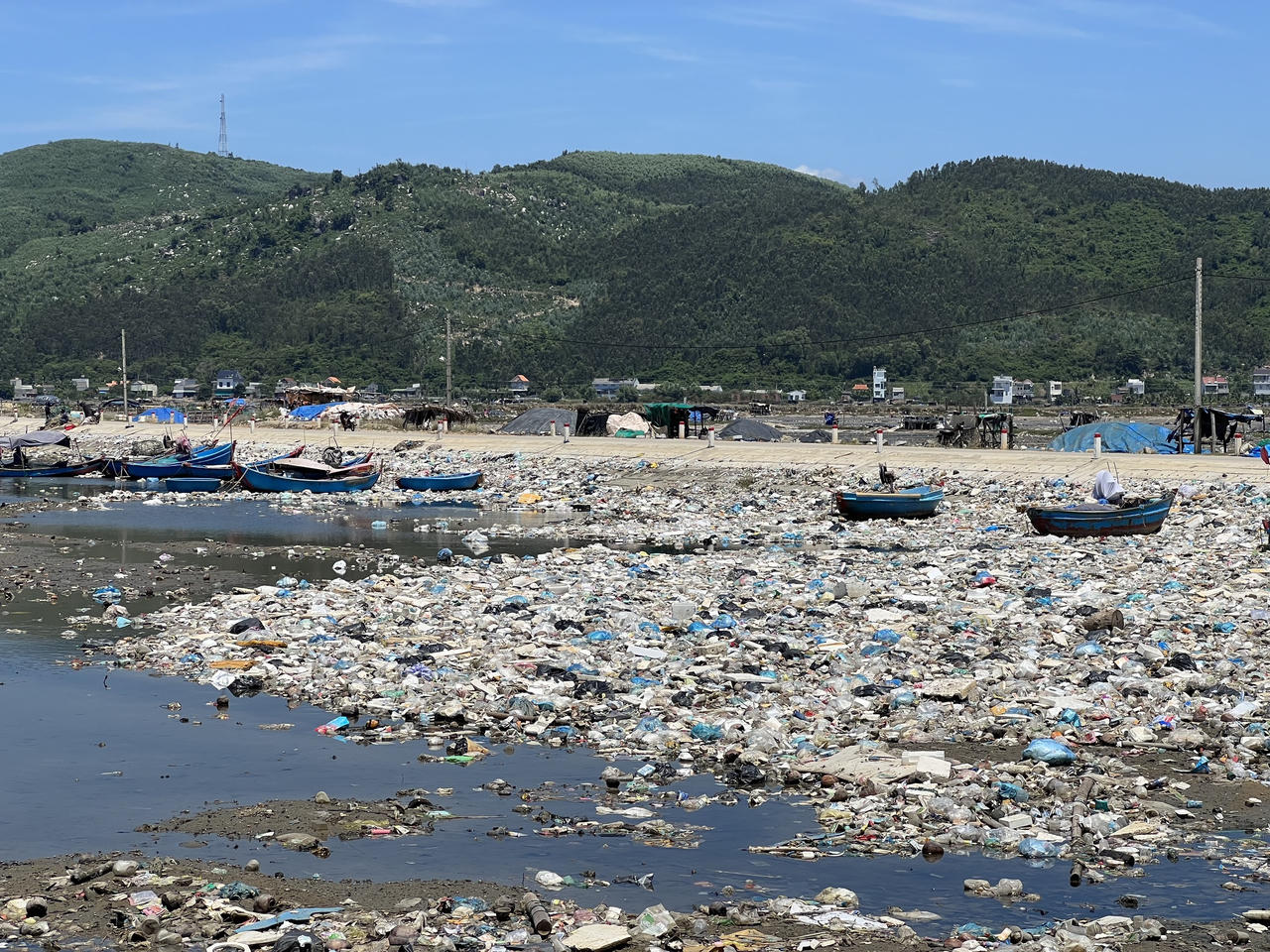 Rác thải "bủa vây" đầm nước mặn Sa Huỳnh ở Quảng Ngãi