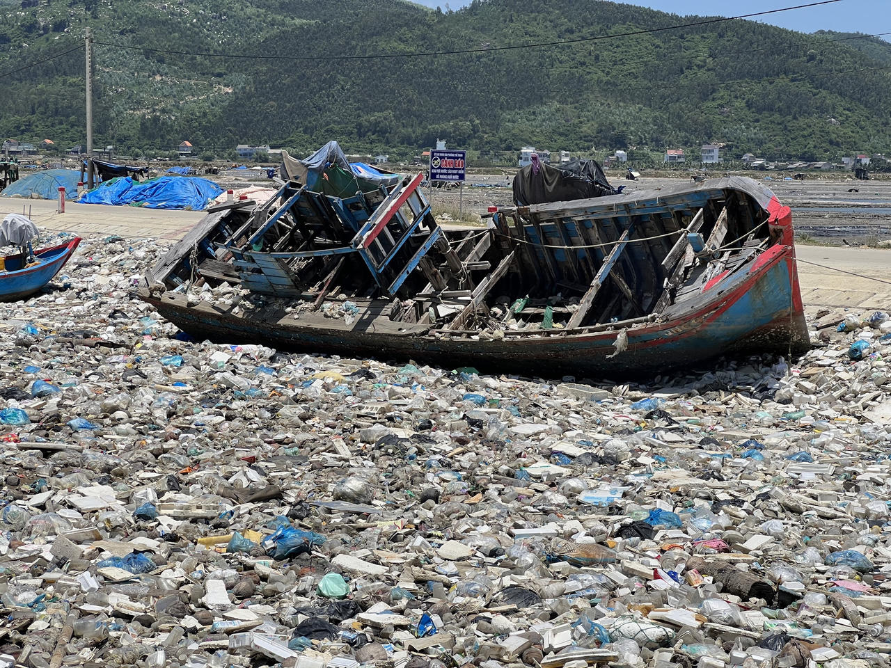 Rác thải "bủa vây" đầm nước mặn Sa Huỳnh ở Quảng Ngãi