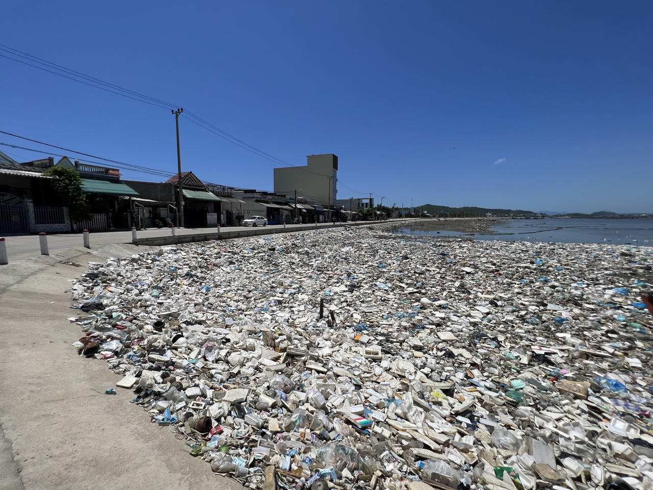 Rác thải "bủa vây" đầm nước mặn Sa Huỳnh ở Quảng Ngãi