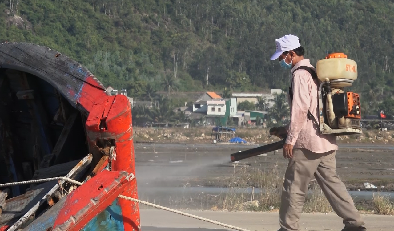 Quảng Ngãi: Chung tay dọn 'biển' rác ở đầm nước mặn Sa Huỳnh