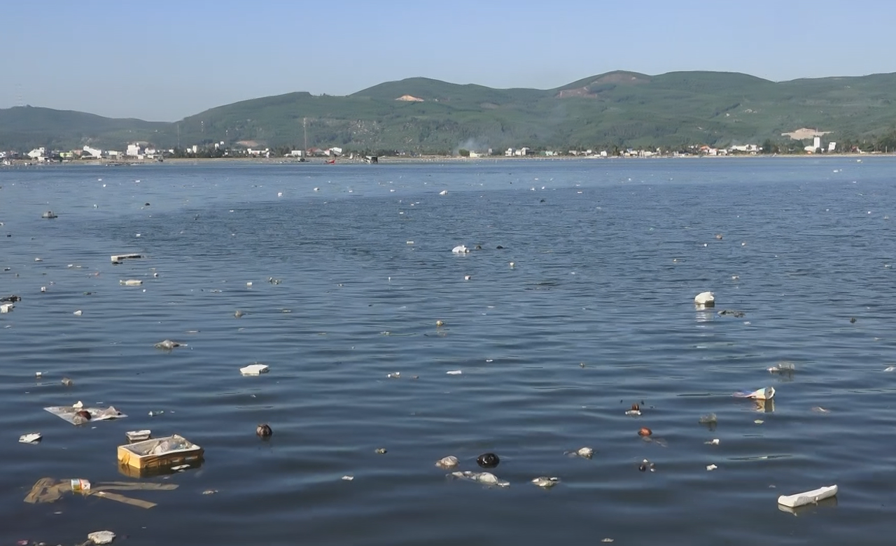 Quảng Ngãi: Chung tay dọn 'biển' rác ở đầm nước mặn Sa Huỳnh