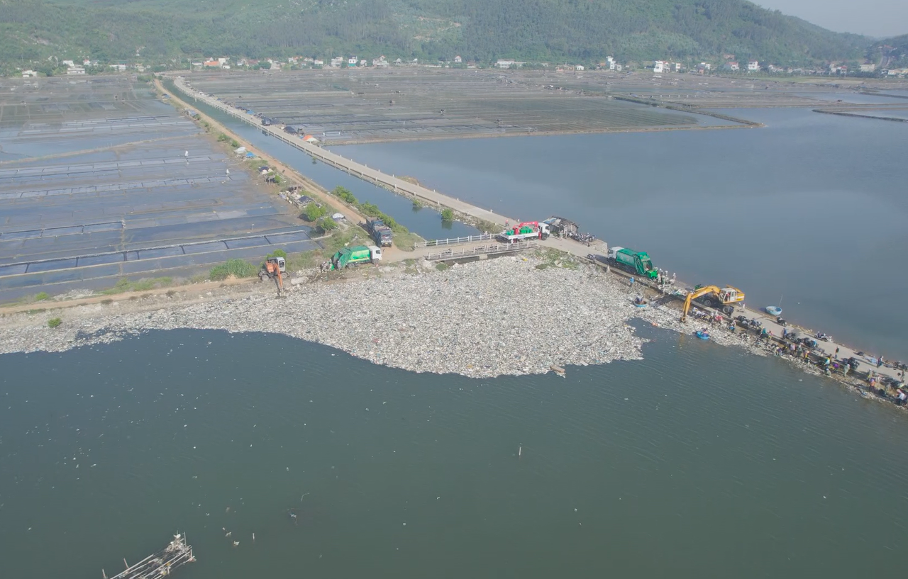 Quảng Ngãi: Chung tay dọn 'biển' rác ở đầm nước mặn Sa Huỳnh