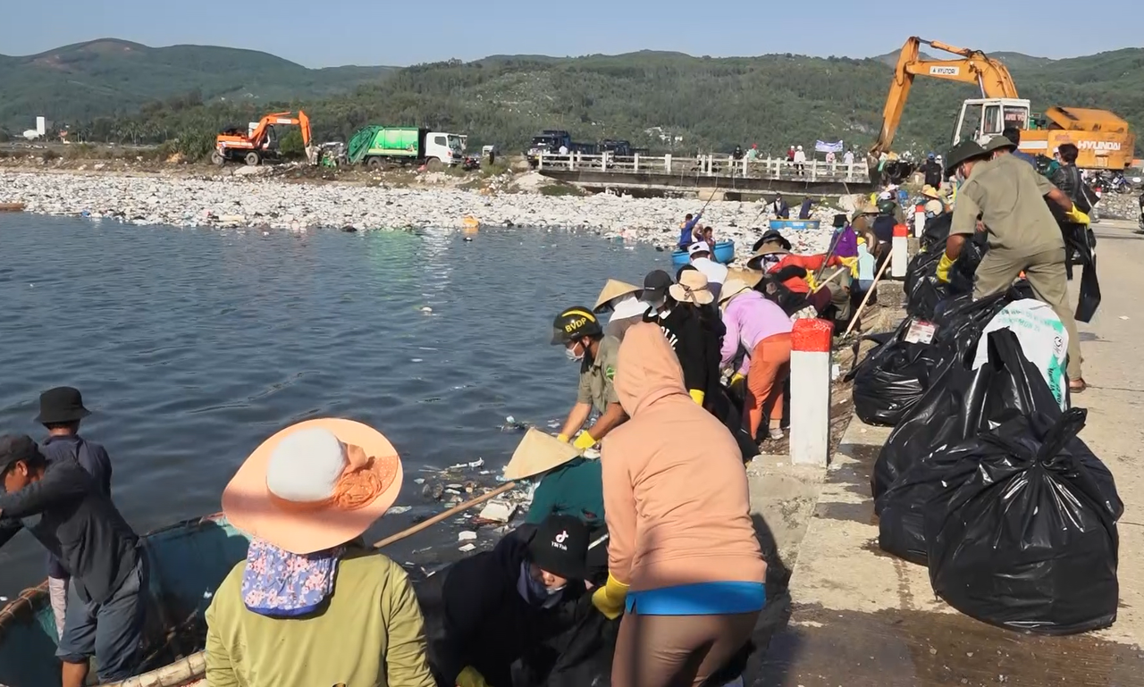 Quảng Ngãi: Chung tay dọn 'biển' rác ở đầm nước mặn Sa Huỳnh