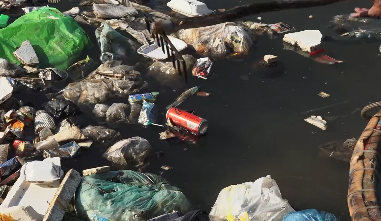 Quảng Ngãi: Chung tay dọn 'biển' rác ở đầm nước mặn Sa Huỳnh