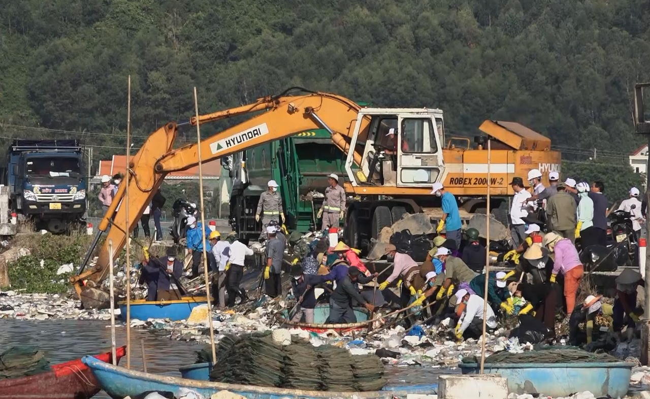 Quảng Ngãi: Chung tay dọn 'biển' rác ở đầm nước mặn Sa Huỳnh