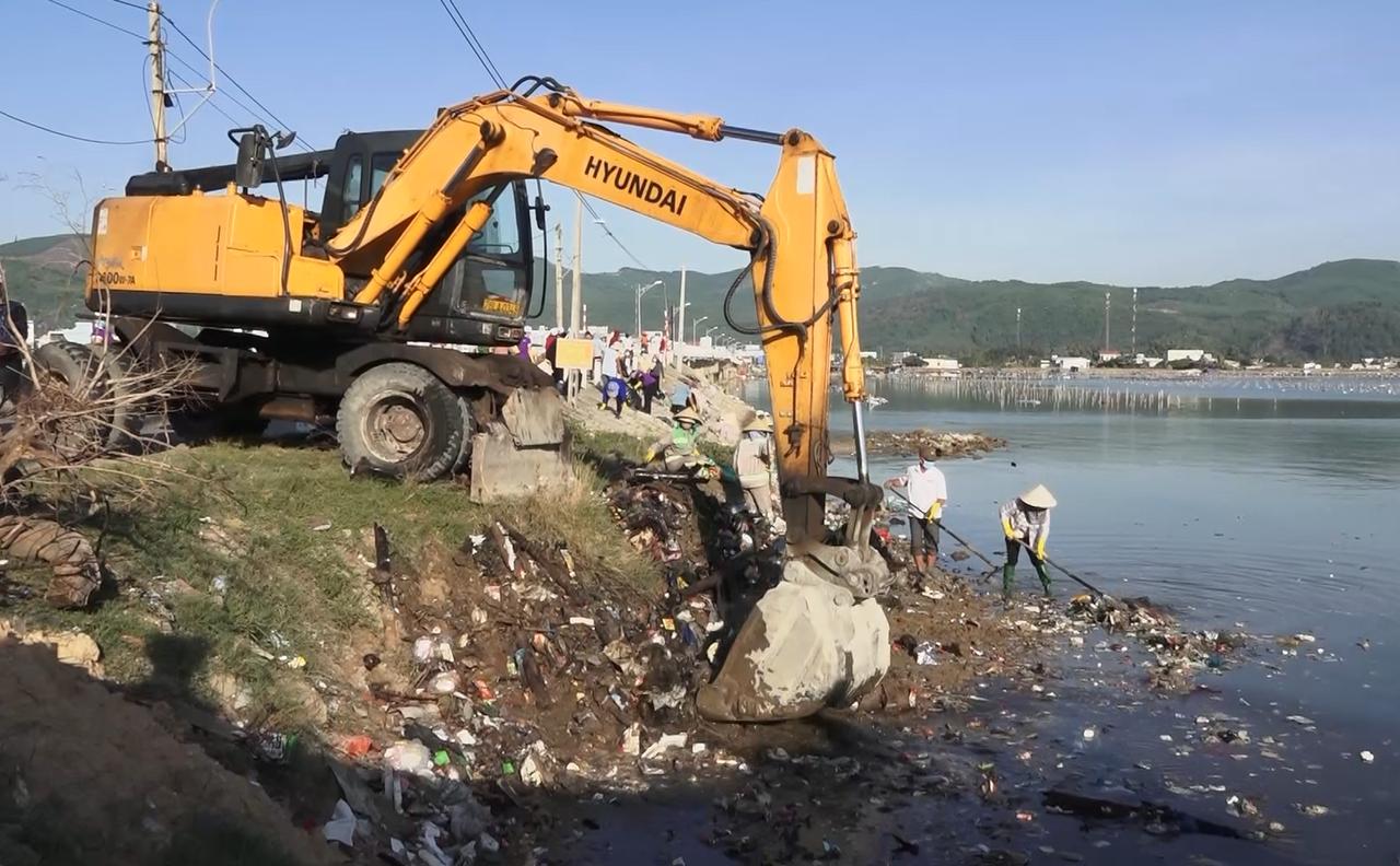Quảng Ngãi: Chung tay dọn 'biển' rác ở đầm nước mặn Sa Huỳnh
