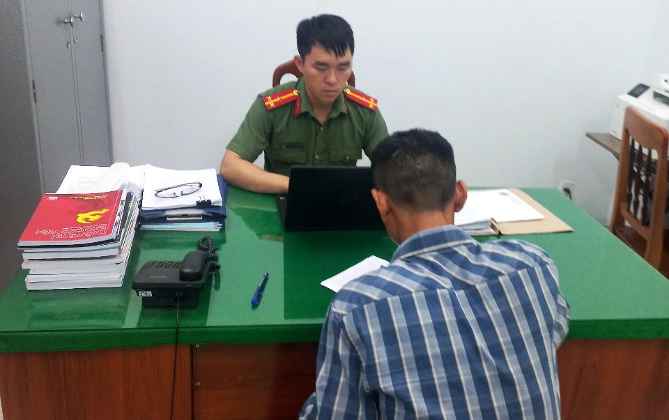 Bịa đặt chuyện đinh "mọc" ra từ tay, 2 thanh niên bị xử phạt 10 triệu đồng 