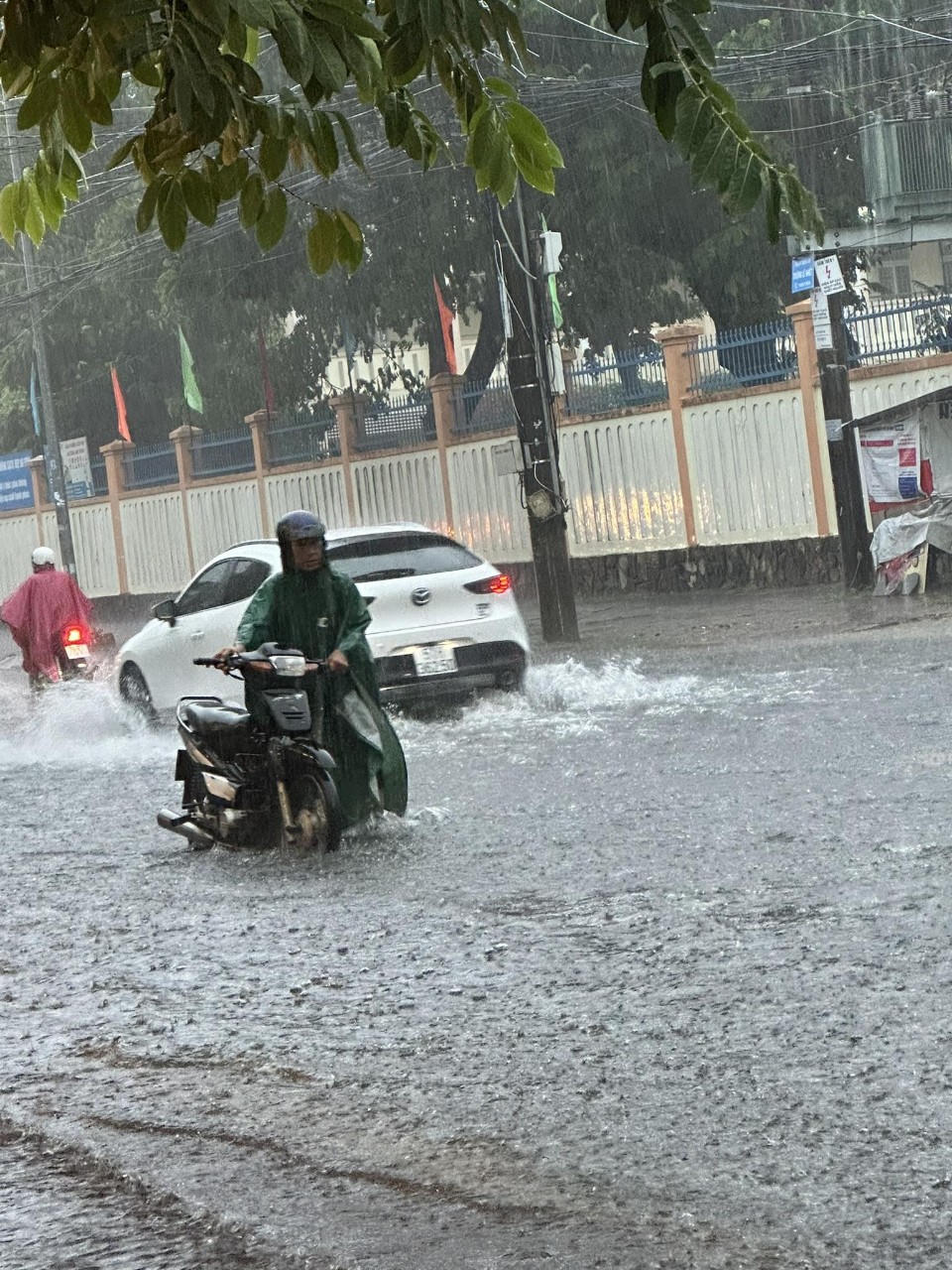 Nhiều tuyến đường ở TP Quảng Ngãi 'chìm' trong nước vì mưa lớn 