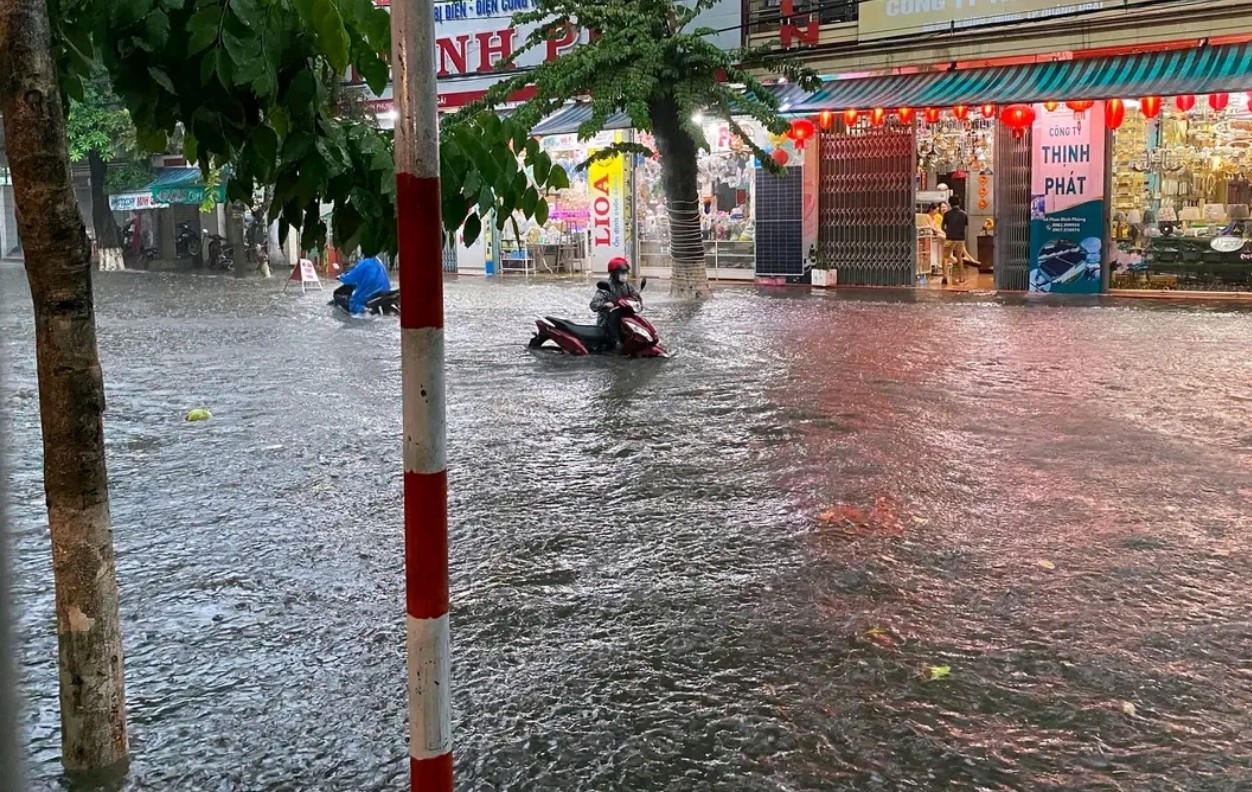 Nhiều tuyến đường ở TP Quảng Ngãi 'chìm' trong nước vì mưa lớn 