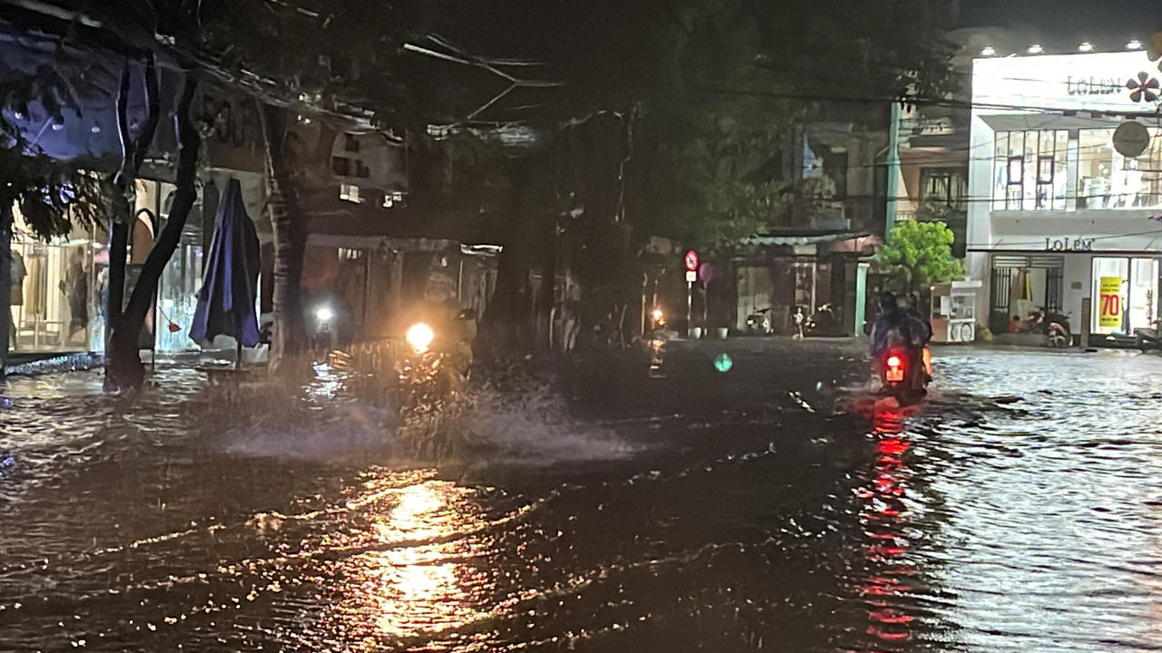 Nhiều tuyến đường ở TP Quảng Ngãi 'chìm' trong nước vì mưa lớn 