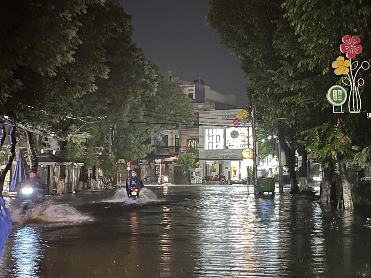 Nhiều tuyến đường ở TP Quảng Ngãi 'chìm' trong nước vì mưa lớn 