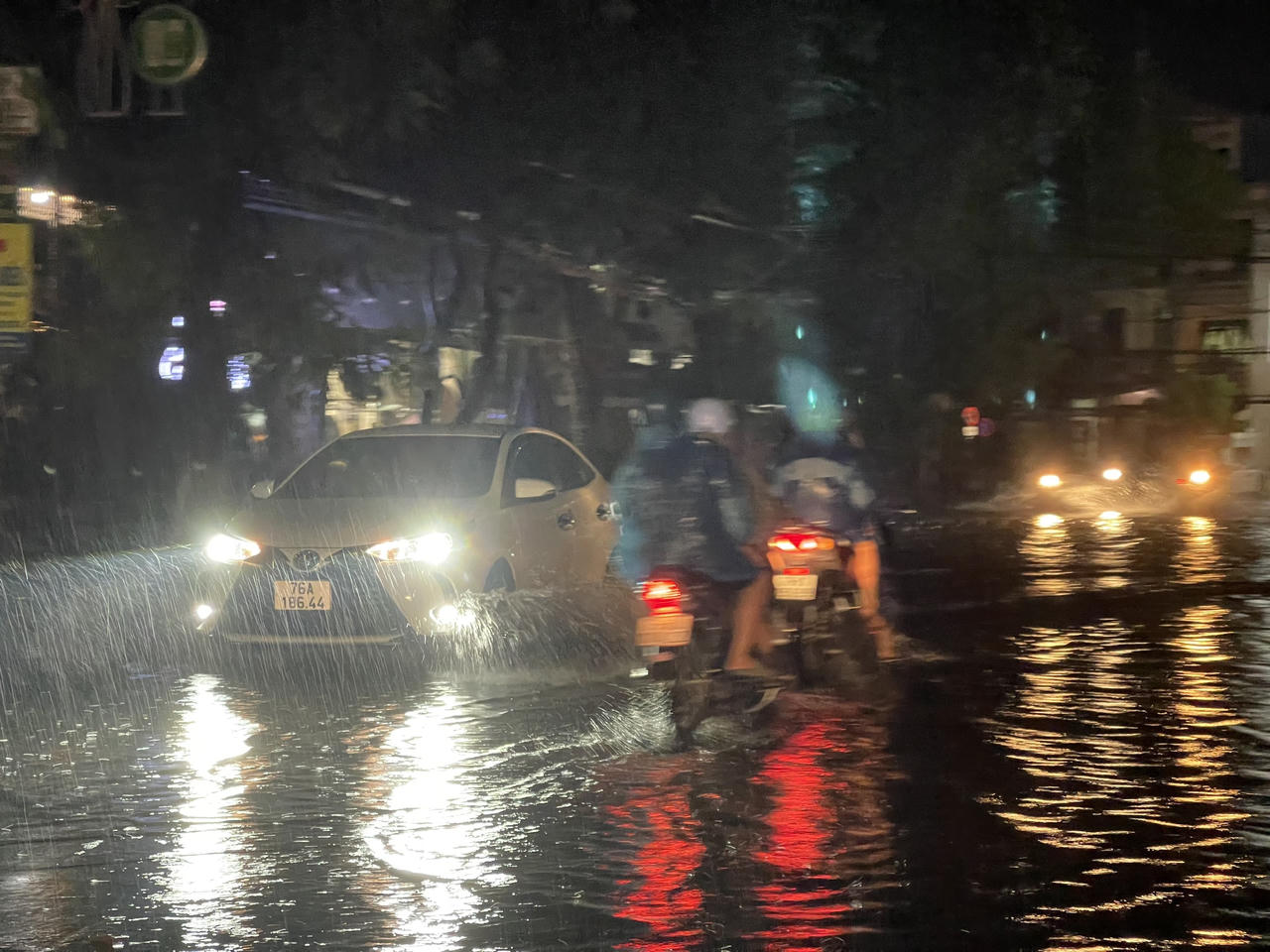 Nhiều tuyến đường ở TP Quảng Ngãi 'chìm' trong nước vì mưa lớn 