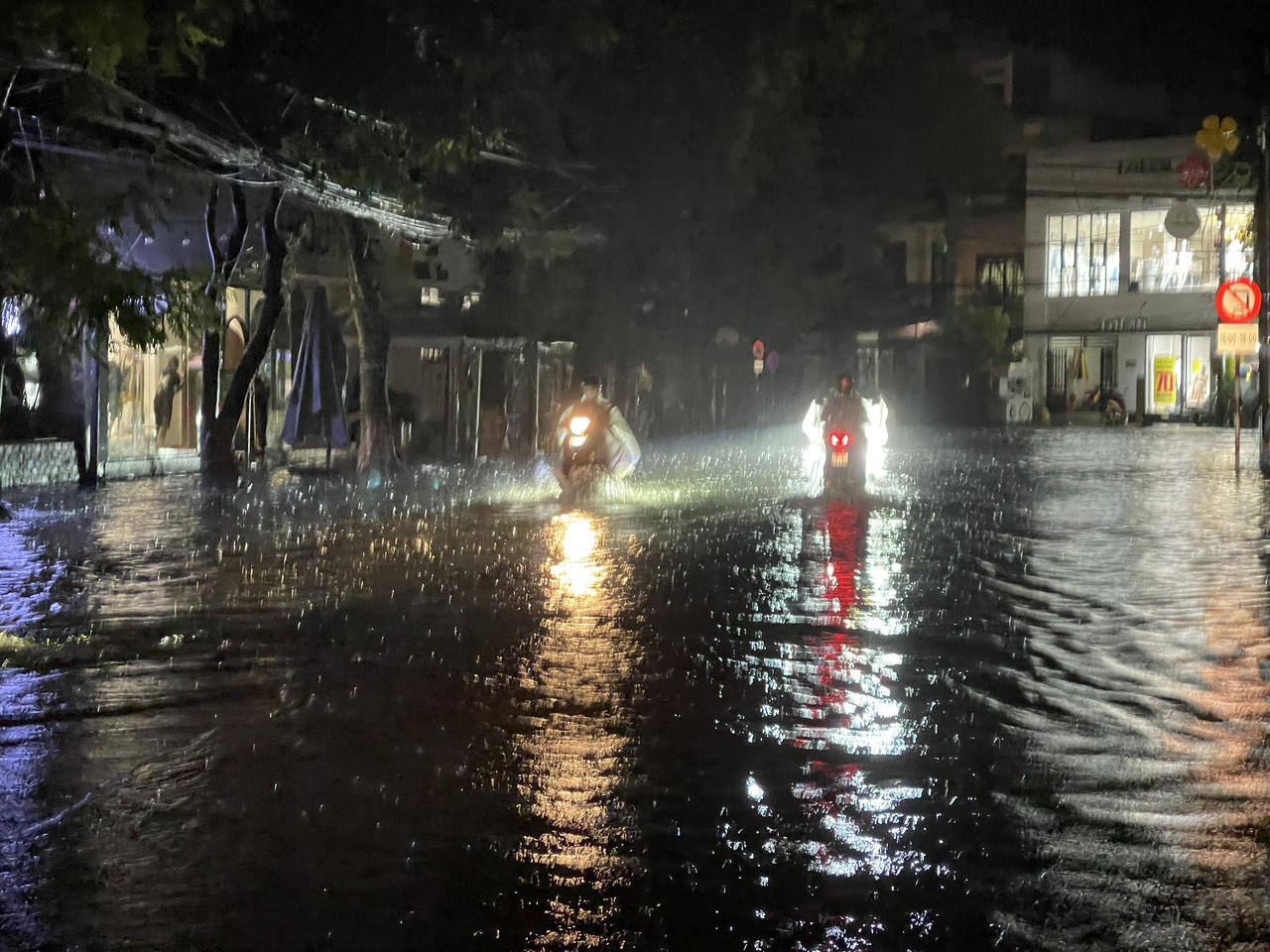 Nhiều tuyến đường ở TP Quảng Ngãi 'chìm' trong nước vì mưa lớn 