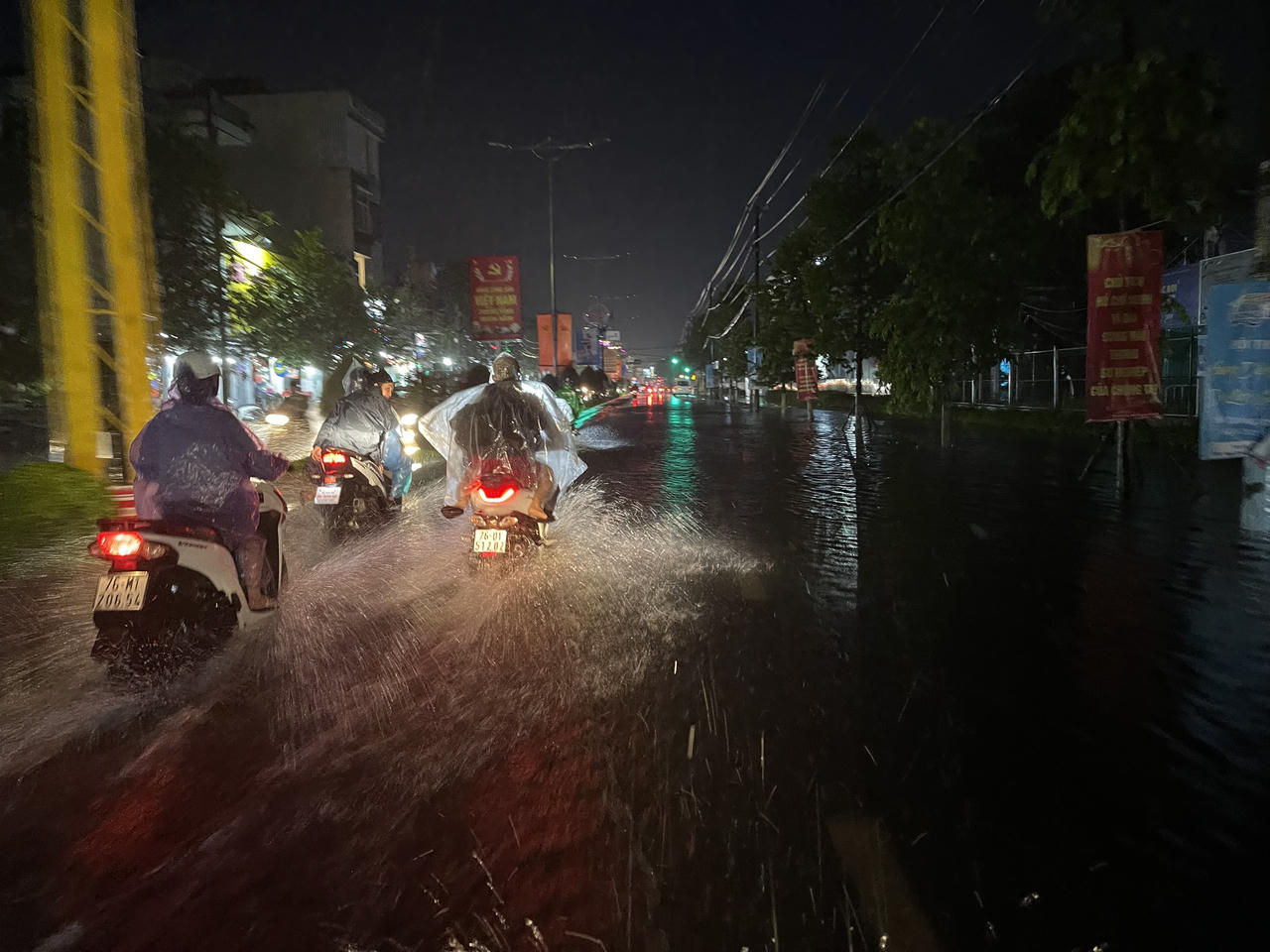 Nhiều tuyến đường ở TP Quảng Ngãi 'chìm' trong nước vì mưa lớn 