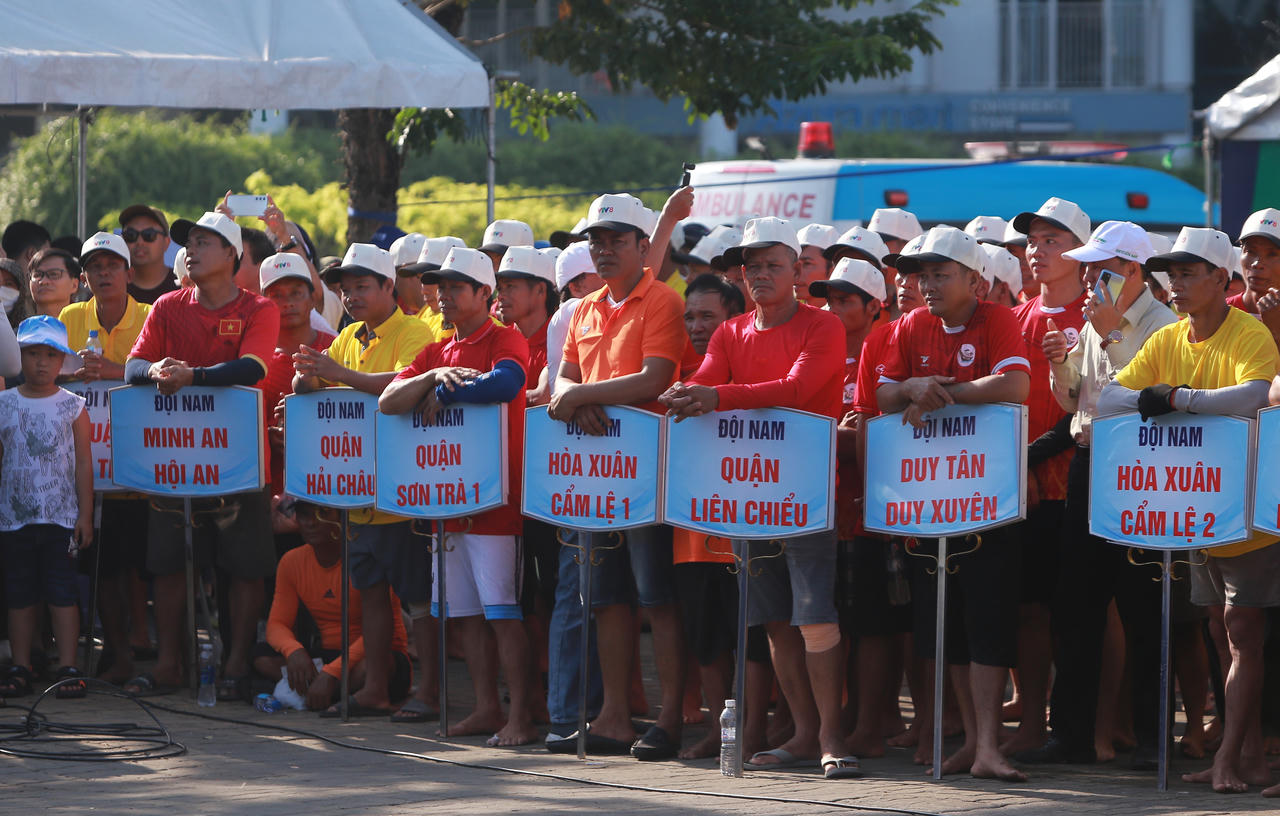 Người Đà Nẵng đội nắng, chen chân cổ vũ đua thuyền trên sông Hàn ngày 2/9 