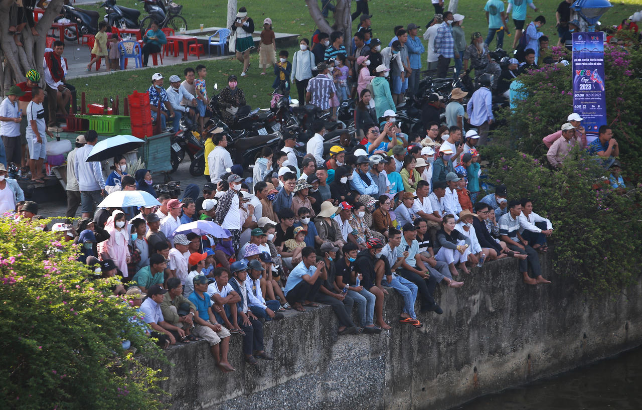 Người Đà Nẵng đội nắng, chen chân cổ vũ đua thuyền trên sông Hàn ngày 2/9 