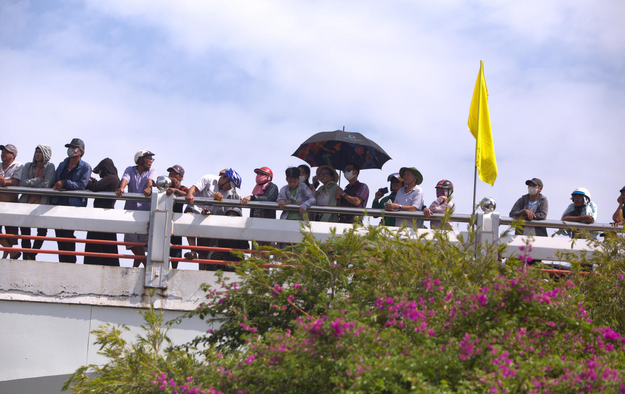 Người Đà Nẵng đội nắng, chen chân cổ vũ đua thuyền trên sông Hàn ngày 2/9 