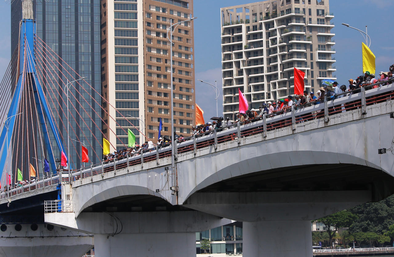 Người Đà Nẵng đội nắng, chen chân cổ vũ đua thuyền trên sông Hàn ngày 2/9 