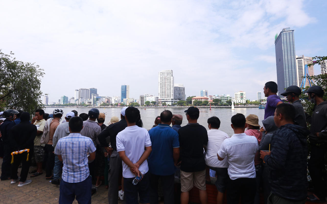 Người Đà Nẵng đội nắng, chen chân cổ vũ đua thuyền trên sông Hàn ngày 2/9 
