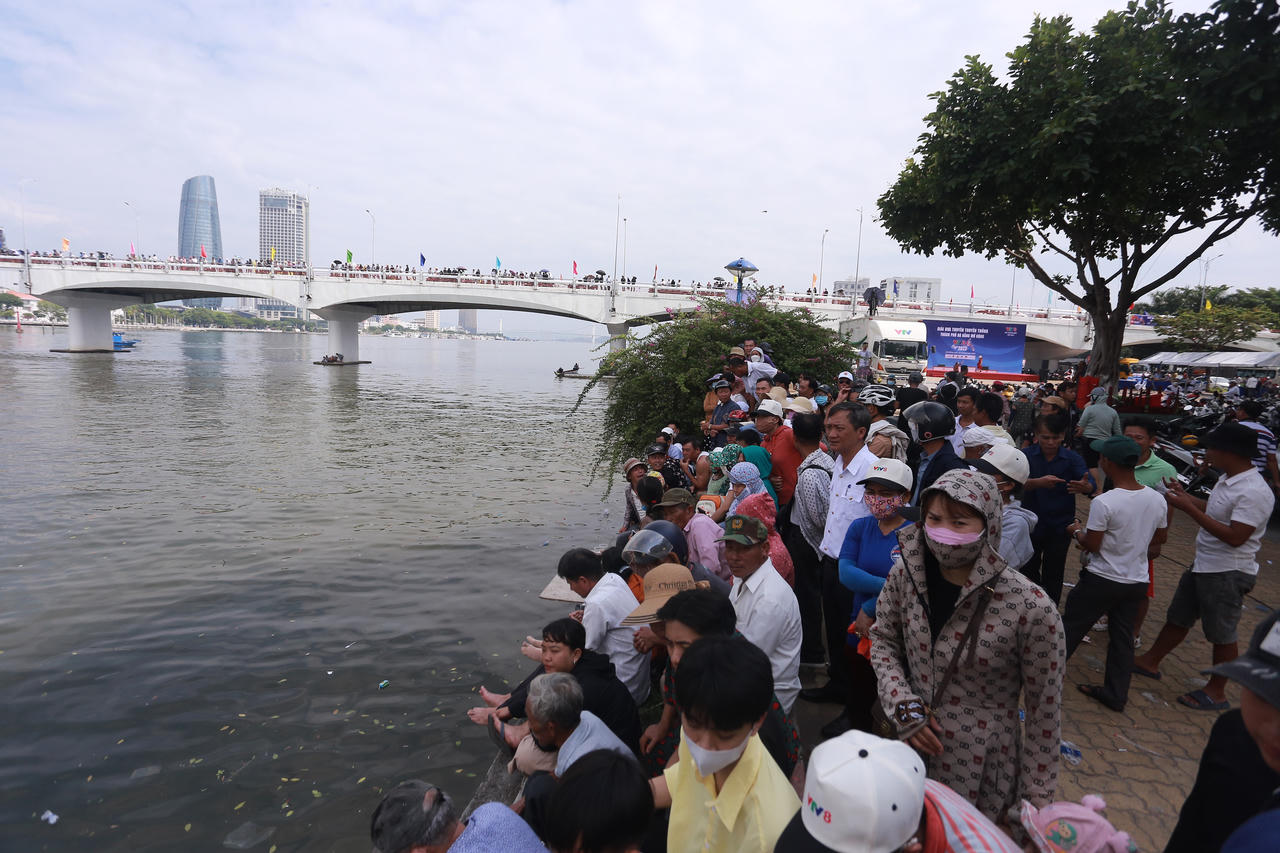 Người Đà Nẵng đội nắng, chen chân cổ vũ đua thuyền trên sông Hàn ngày 2/9 