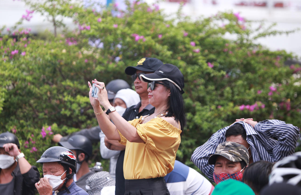 Người Đà Nẵng đội nắng, chen chân cổ vũ đua thuyền trên sông Hàn ngày 2/9 