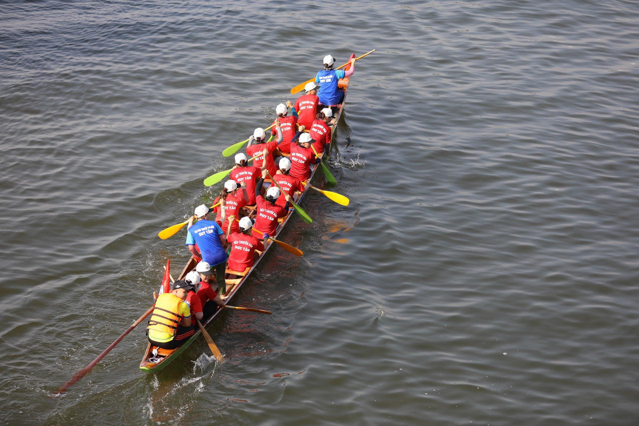 Người Đà Nẵng đội nắng, chen chân cổ vũ đua thuyền trên sông Hàn ngày 2/9 