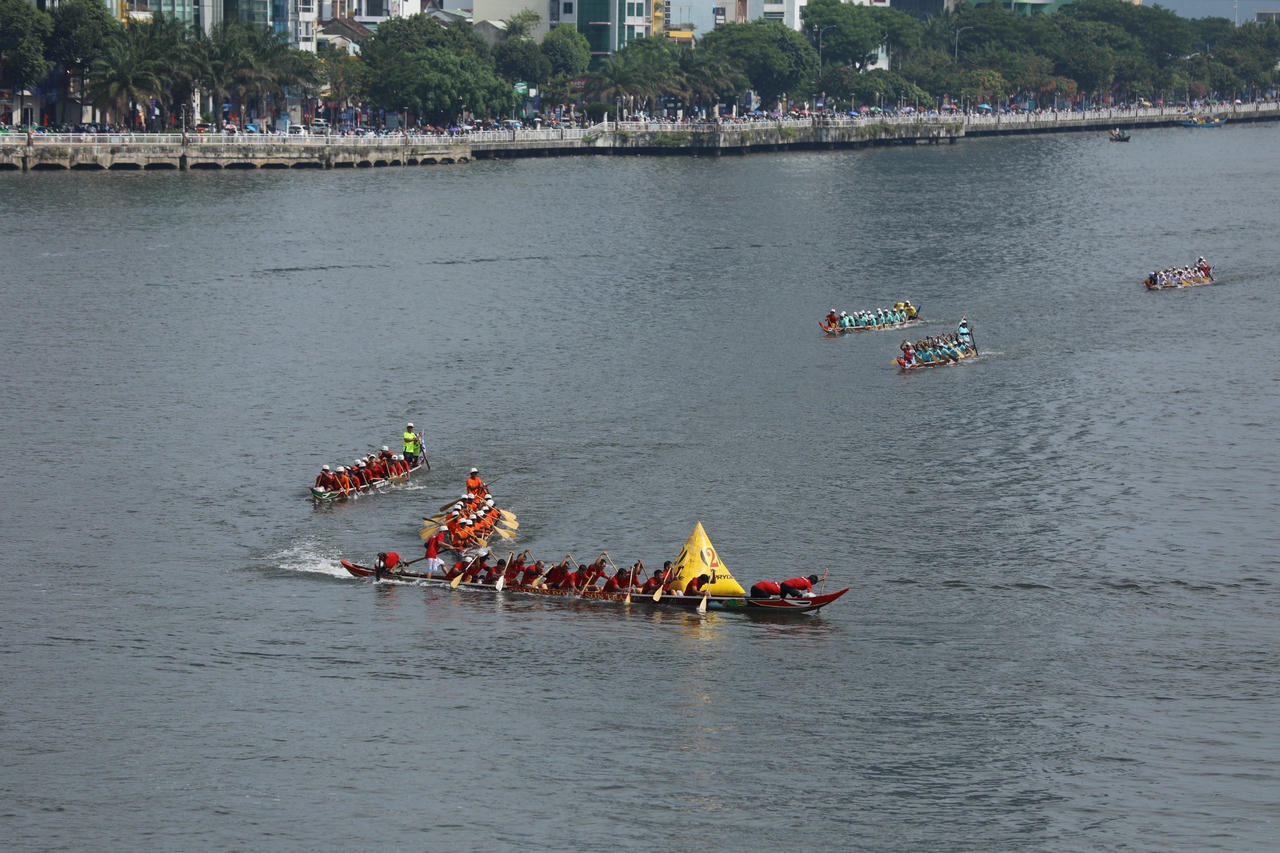 Người Đà Nẵng đội nắng, chen chân cổ vũ đua thuyền trên sông Hàn ngày 2/9 
