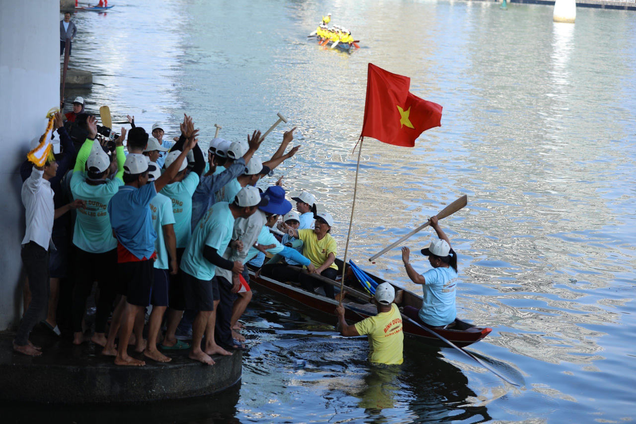 Người Đà Nẵng đội nắng, chen chân cổ vũ đua thuyền trên sông Hàn ngày 2/9 