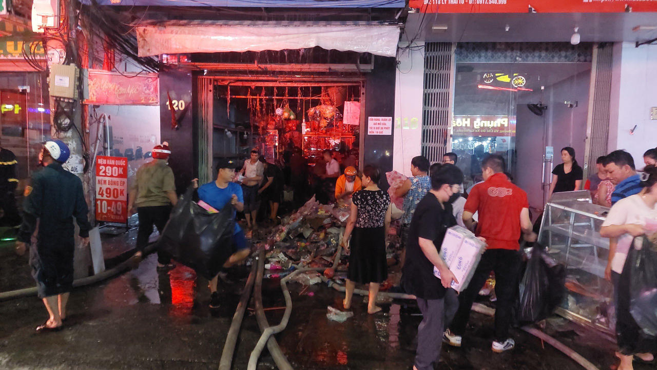 Cháy cửa hàng bán đồ chơi trẻ em giữa trung tâm Đà Nẵng