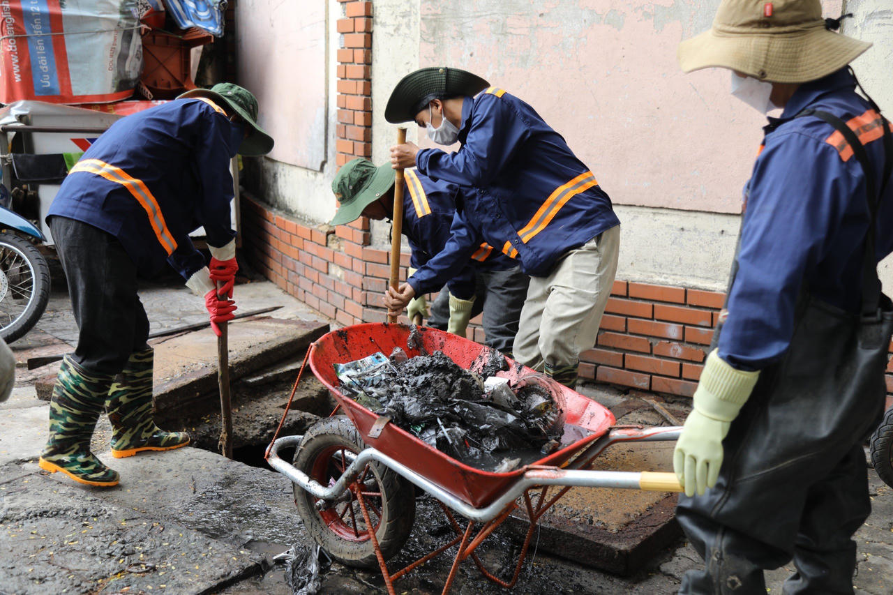 Đà Nẵng ra quân nạo vét, khơi thông cống thoát nước trước mùa mưa